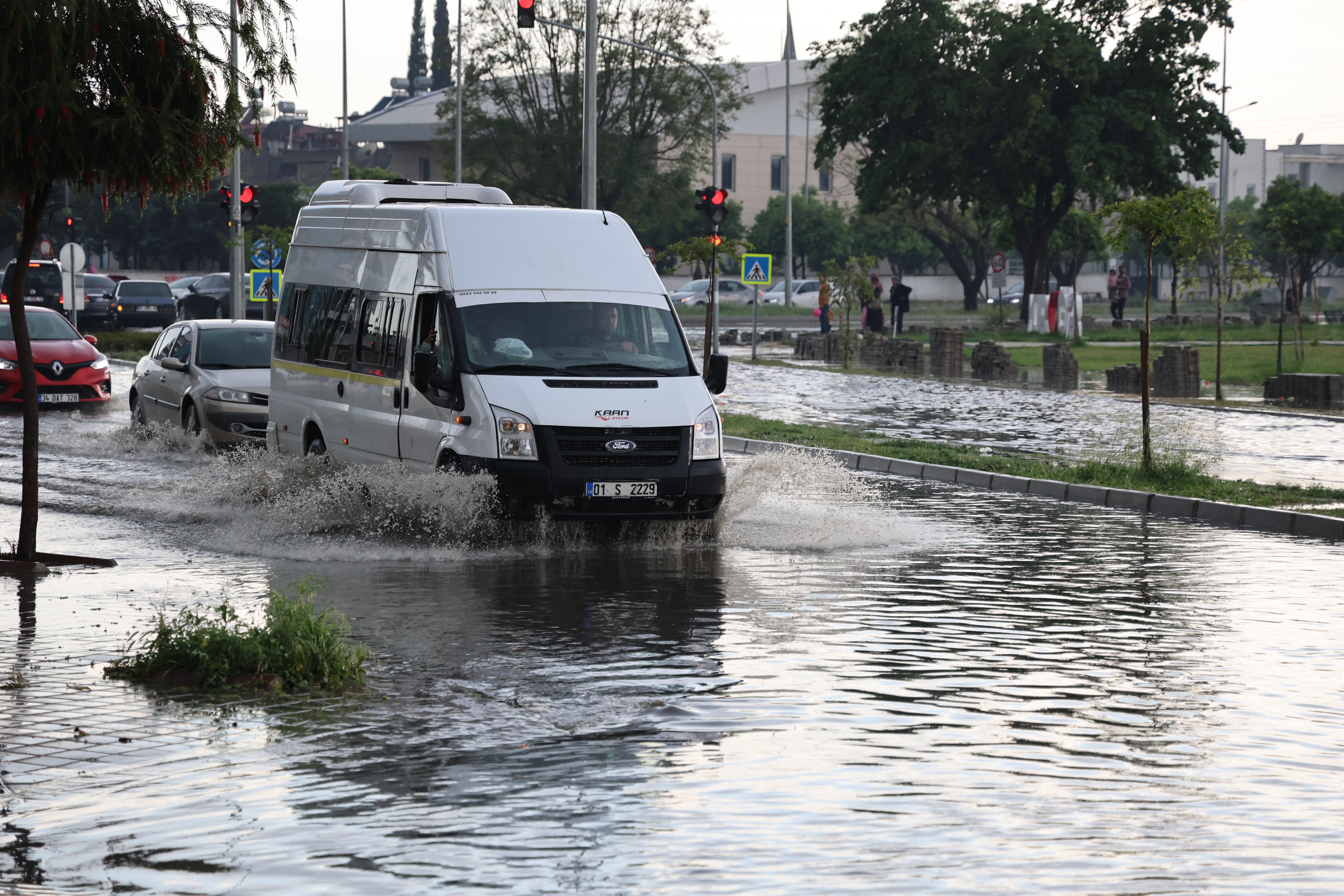 Fındık büyüklüğünde dolu yağdı, vatandaş aracının üzerini kilimle kapattı