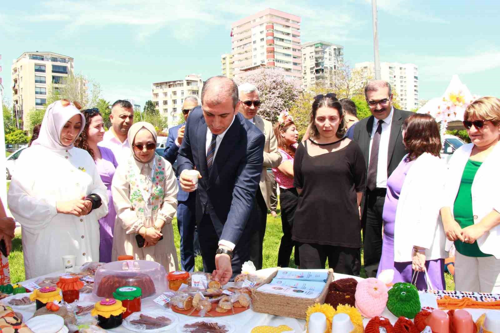 Dezavantajlı kadınların el emeği göz nuru ürünleri karnavalda sergileniyor