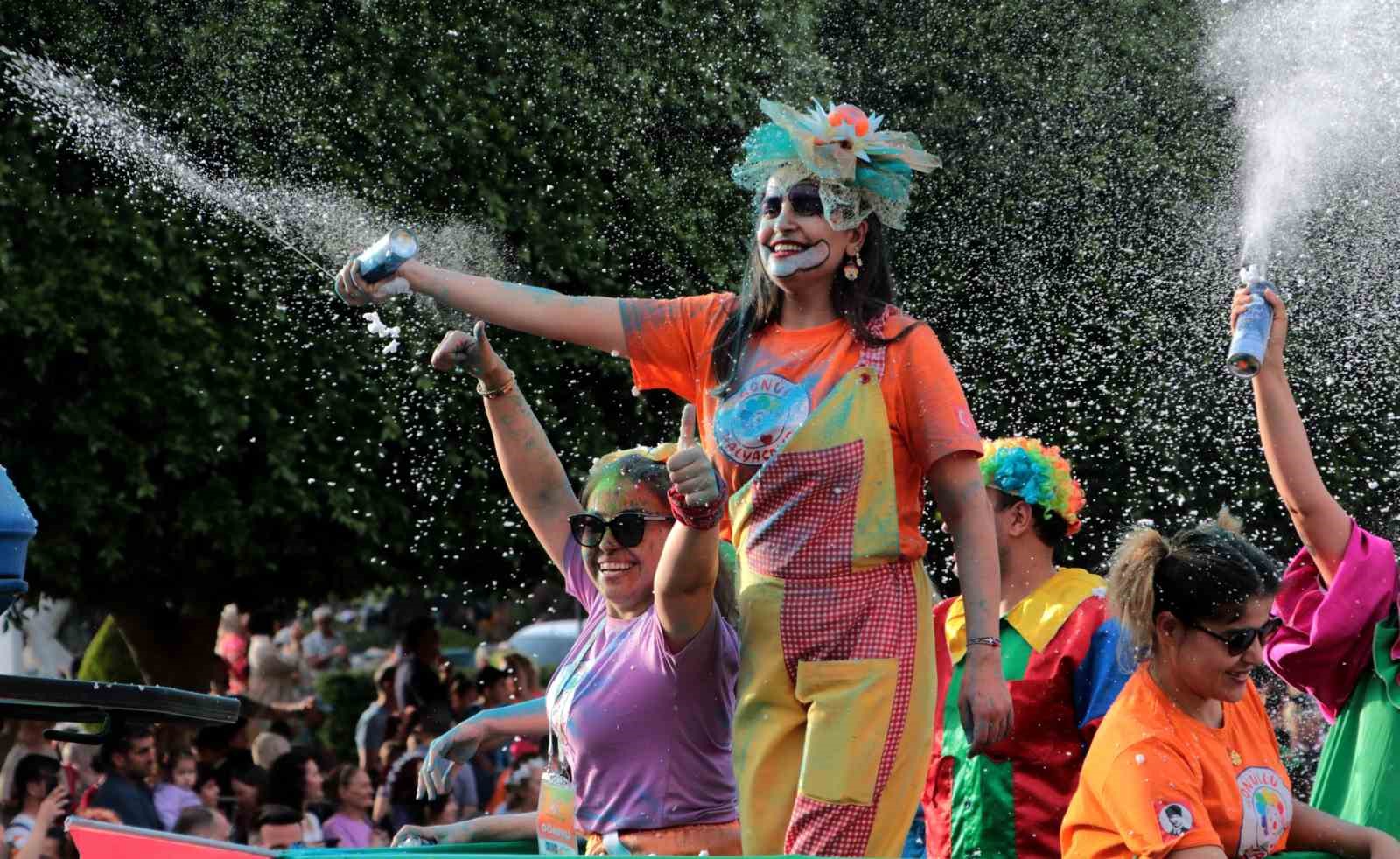 Adana’da karnaval korteji renkli görüntülere sahne oldu