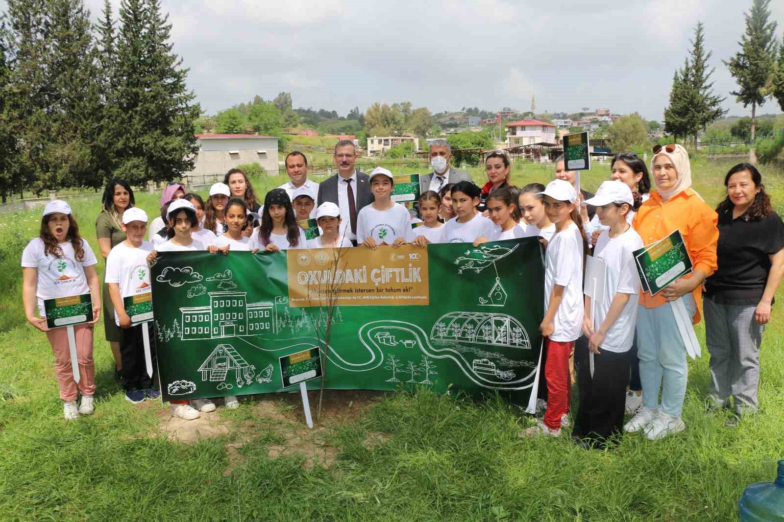 Adana’da okul bahçesine meyve fidanı dikildi