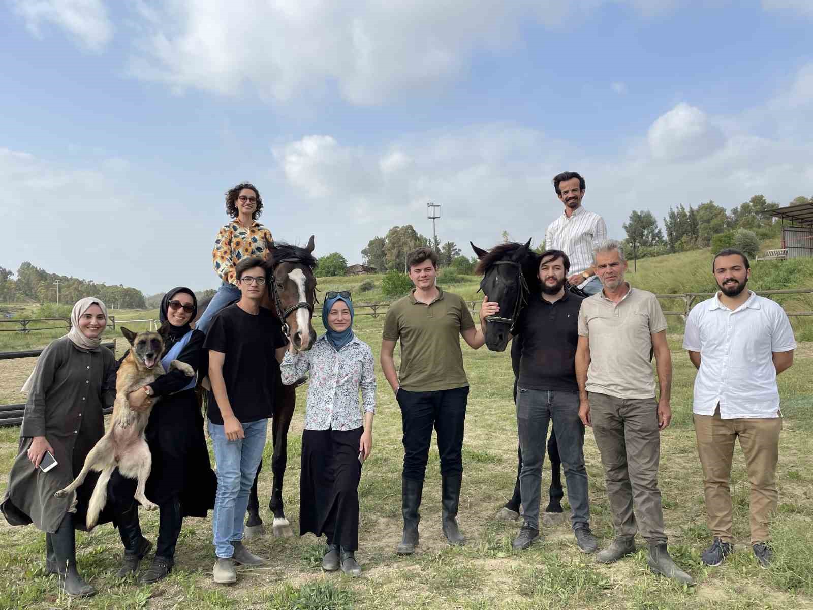 Adana’da üniversite öğrencileri biniciliği eski yarış atlarıyla öğreniyor