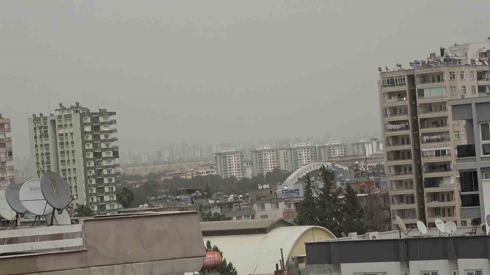 Toz taşınımı Adana’da etkili oldu, araçları toz kapladı