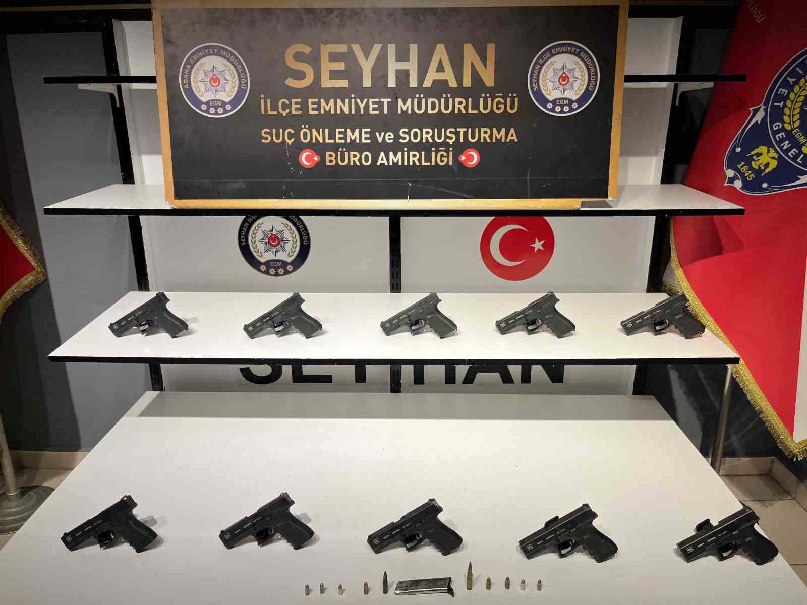 Seyhan polisi bir evde 10 ruhsatsız tabanca ele geçirdi