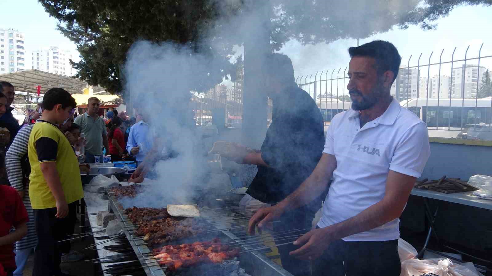 Adana’da okul bahçesinde kebap dumanları yükseldi