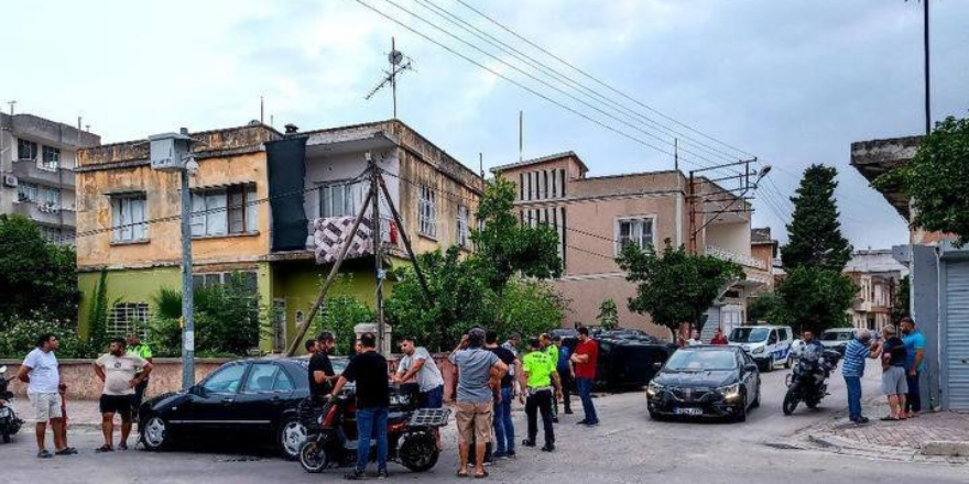 Otomobiller çarpıştı, aracın altında kalan yaya hayatını kaybetti