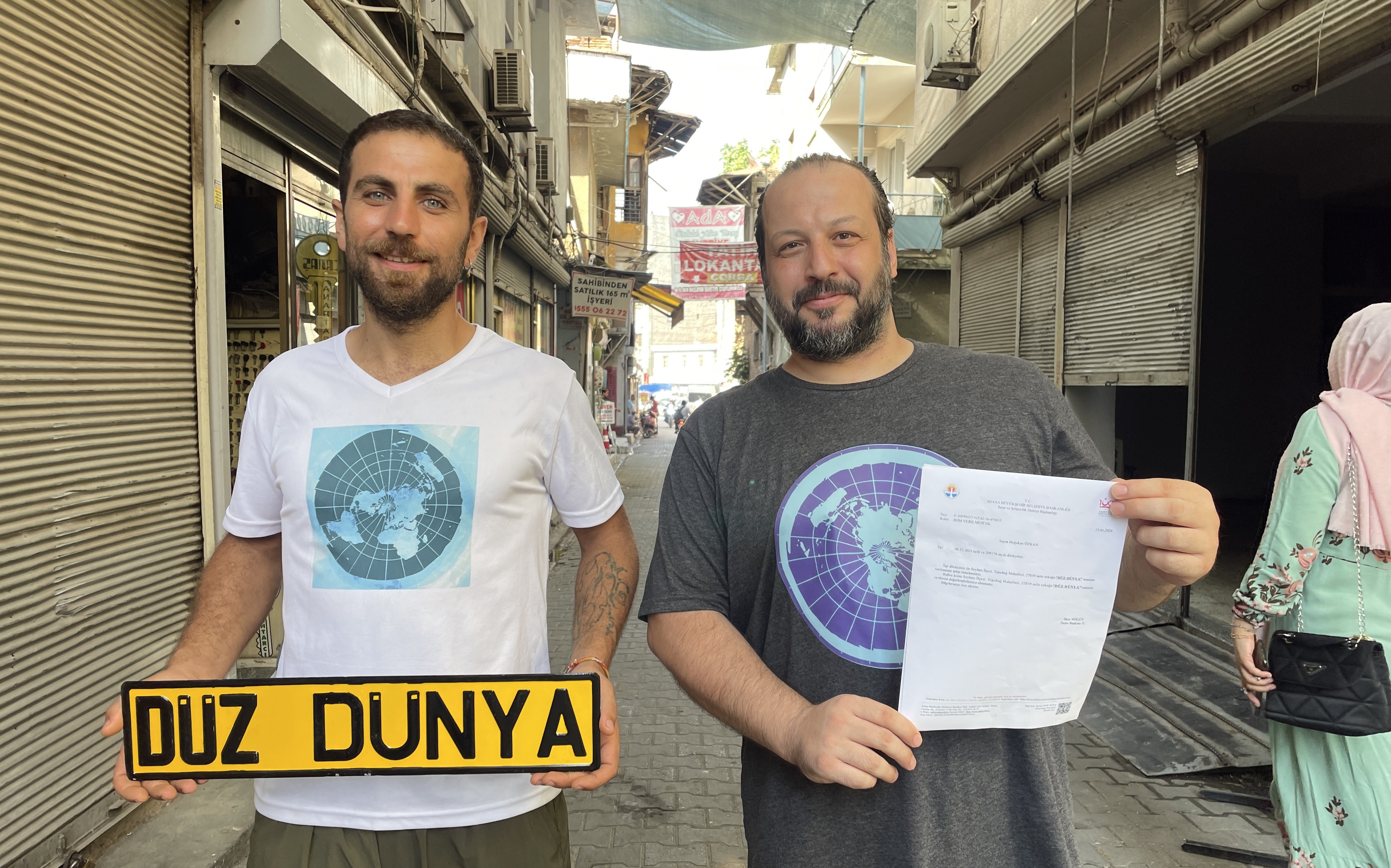 Dünyanın düz olduğunu kanıtlayamadı, sokağa "Düz Dünya" ismi verilmesi için başvurdu