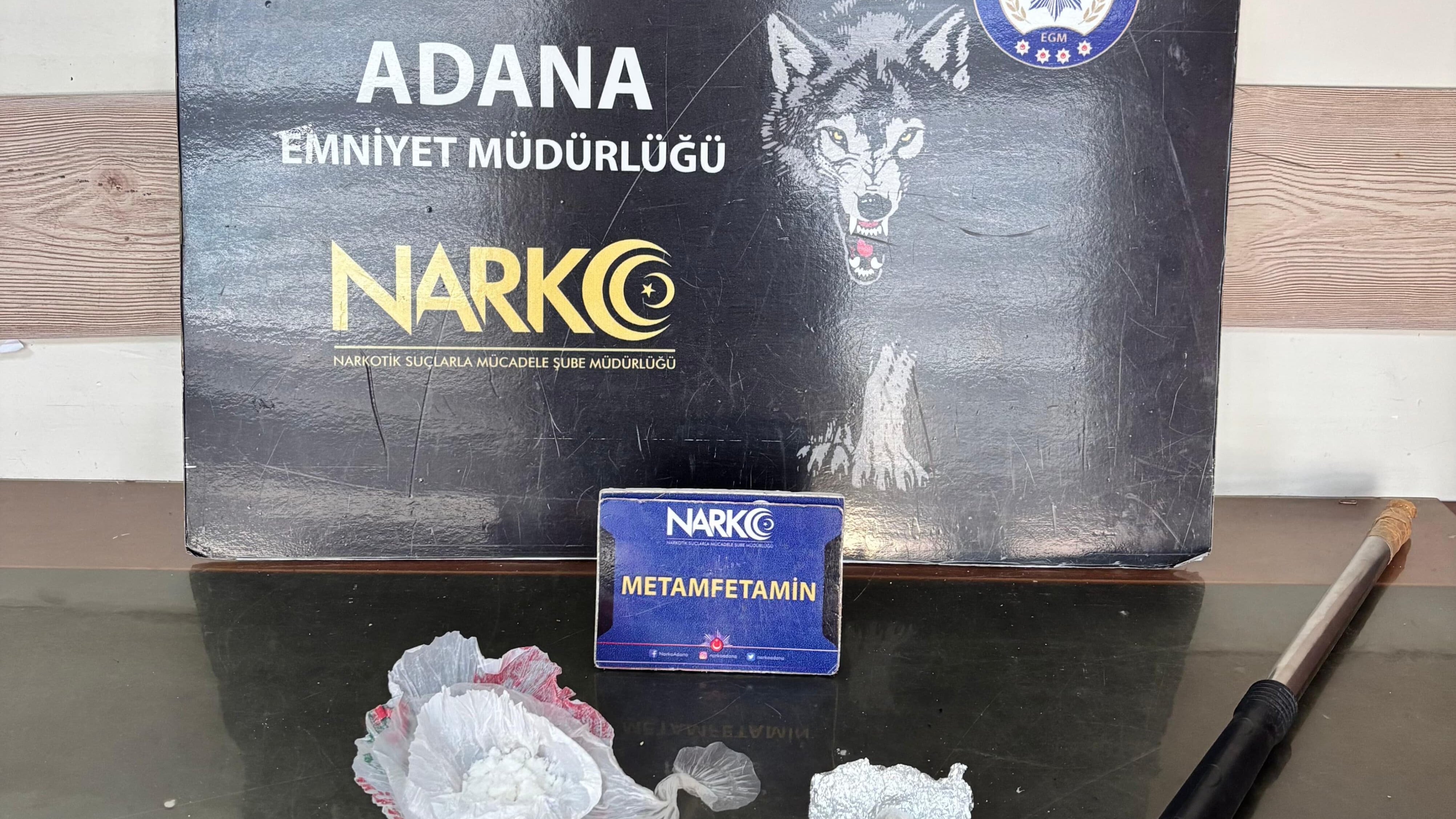 Süpürge sapında uyuşturucu ele geçirildi, 2 şüpheli tutuklandı