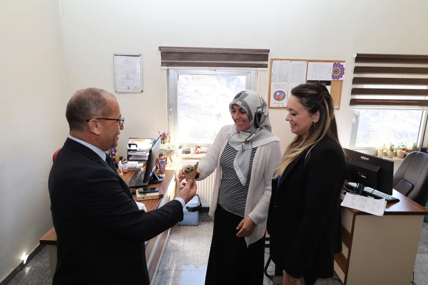 Saimbeyli ve Feke'de 'Kadınlar Günü' çiçeklerle kutlandı