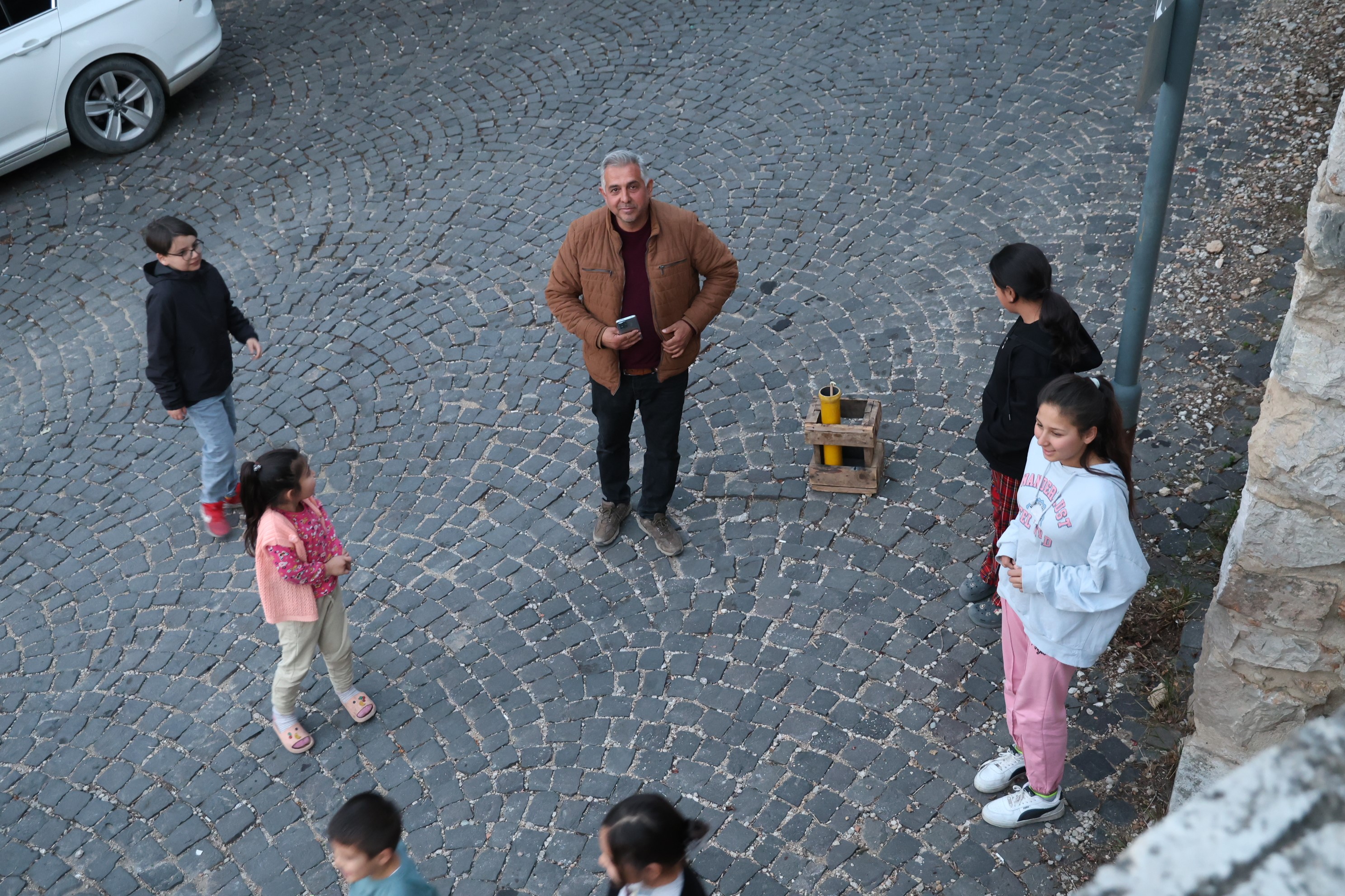 İftar için dakikaları sayan çocuklar, top atışı geleneğiyle heyecan yaşıyor