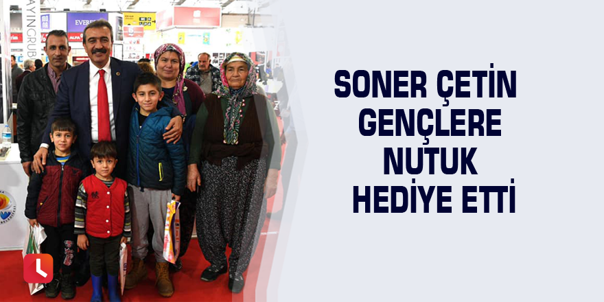 Soner Çetin gençlere Nutuk hediye etti