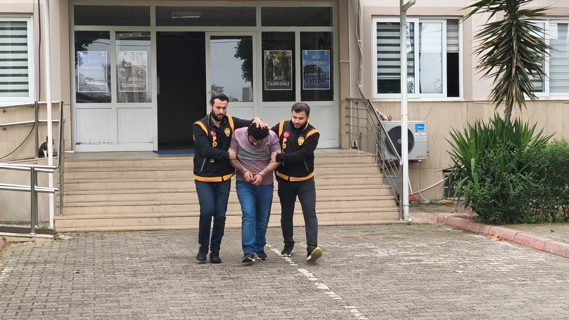 Evi kurşun yağmuruna tuttular, biri tutuklandı