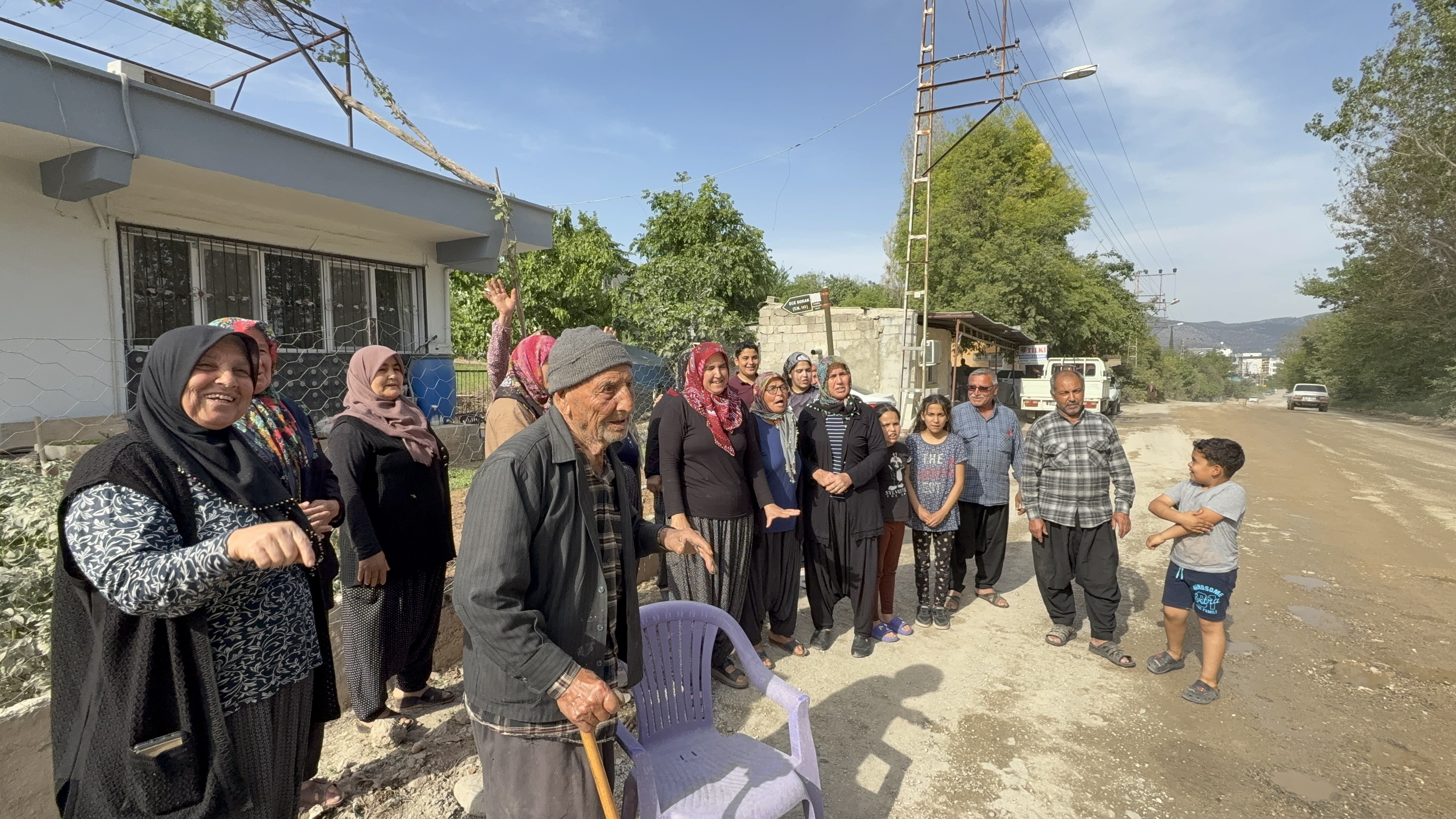 Kozan’lılar yol istiyor. “Sesimizi duy Zeydan Başkan”