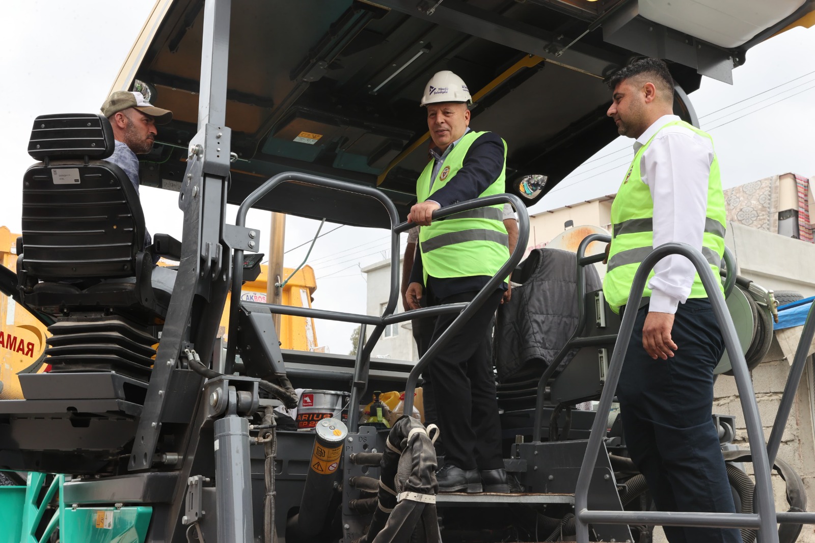 Başkan Demirçalı asfalt çalışmalarını yerinde inceledi