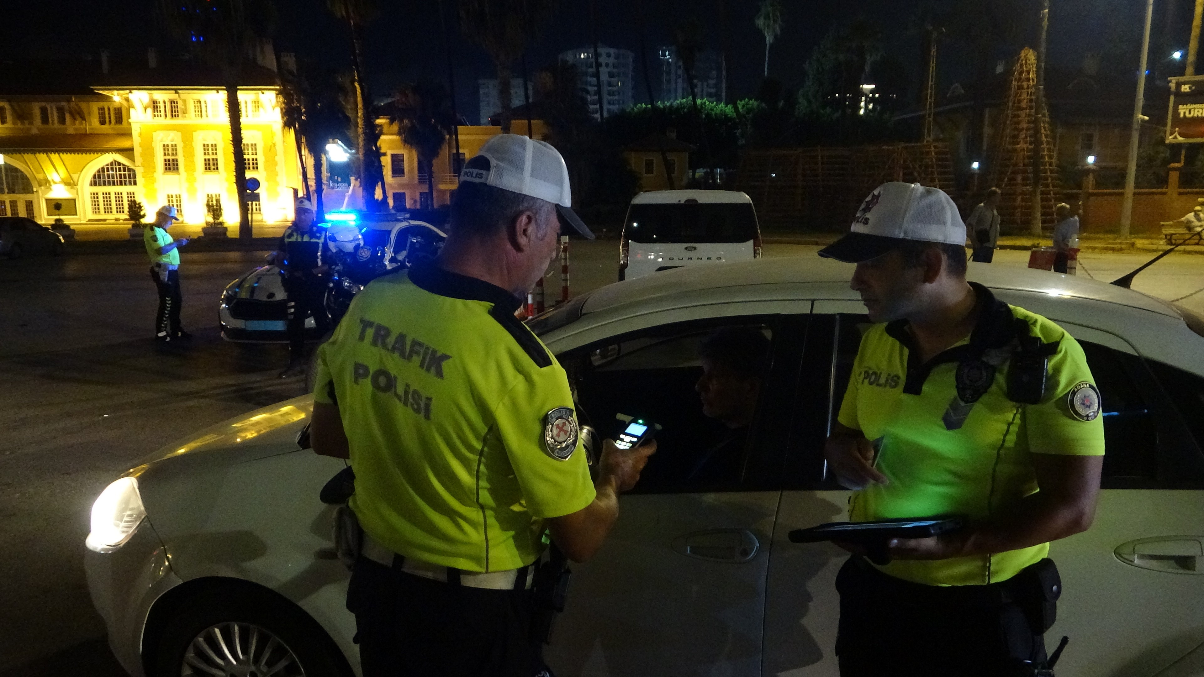 Adana'da alkol ve ışık donanımı uygulaması: 98 kişiye 596 bin 659 TL ceza