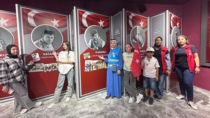 Adanalı üniversite öğrencileri Şehit Ömer Halisdemir'in kabrinde dua etti