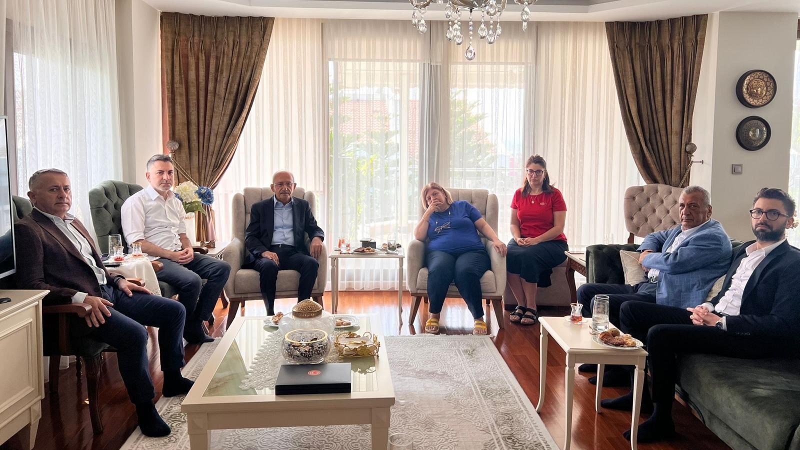 CHP Eski Genel Başkanı Kemal Kılıçdaroğlu Karalar Ailesi’ni ziyaret etti
