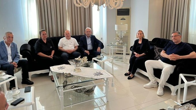 Kemal Kılıçdaroğlu, Yardımcı ailesine taziye ziyaretinde bulundu.