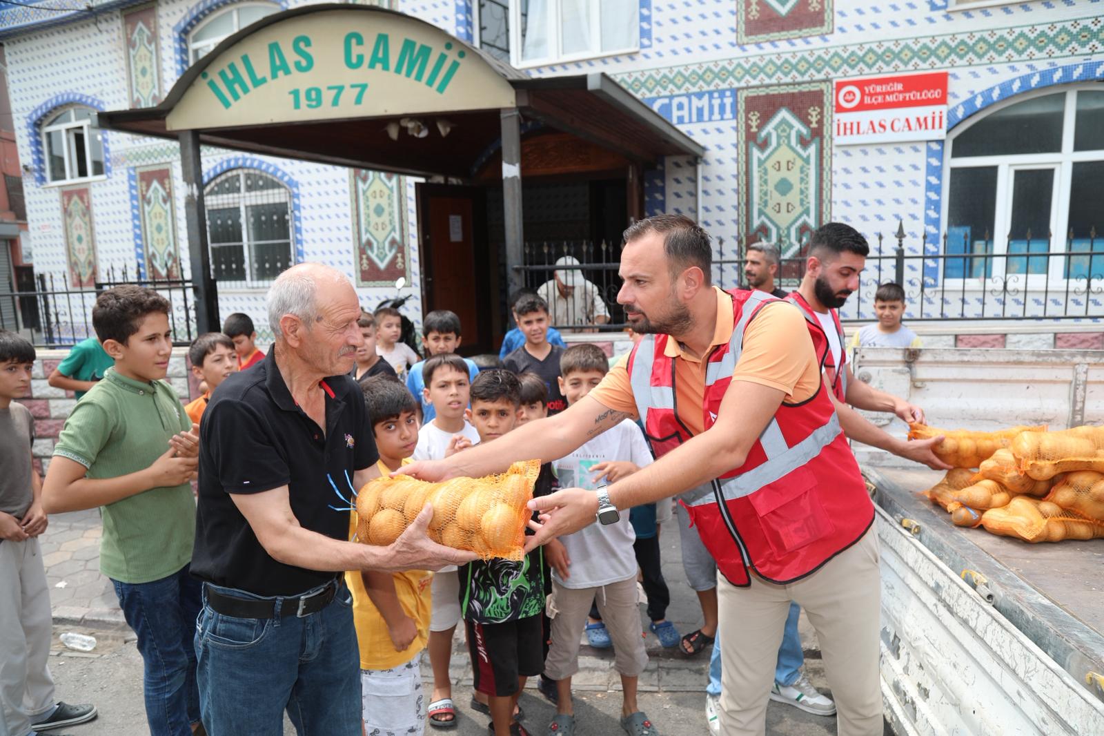 Yüreğir Belediyesi dar gelirli ailelere ücretsiz patates dağıttı