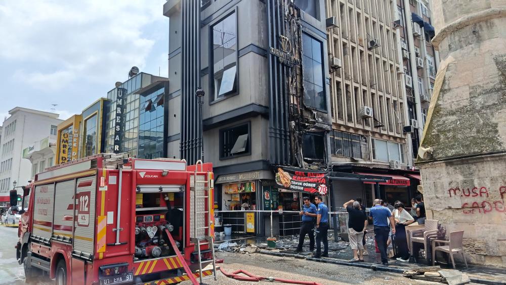 Adana'da kuyumcudaki yangın paniğe neden oldu