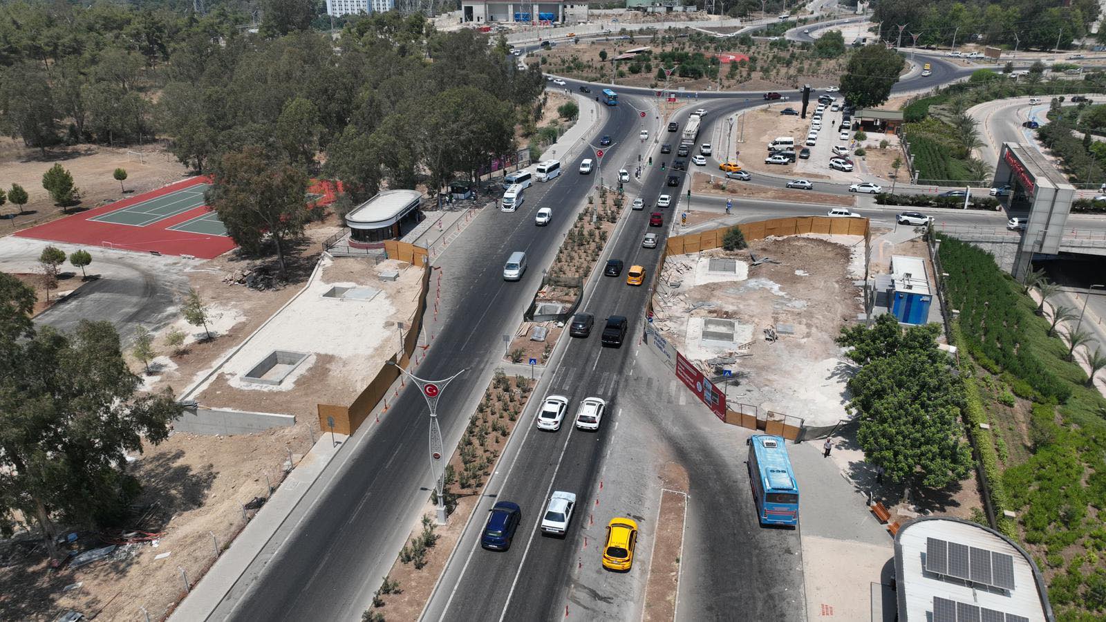 Adana’nın ilk modern yaya üst geçidi çalışmaları devam ediyor