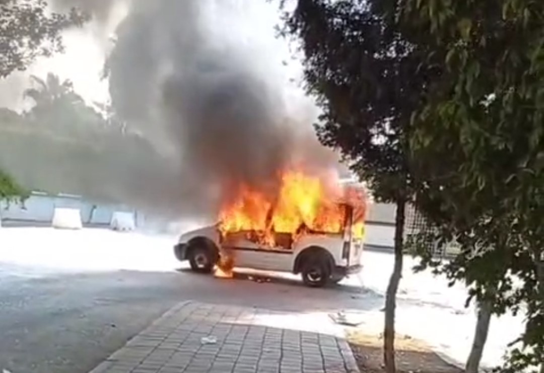 Adana'da park halindeki iki araç yandı