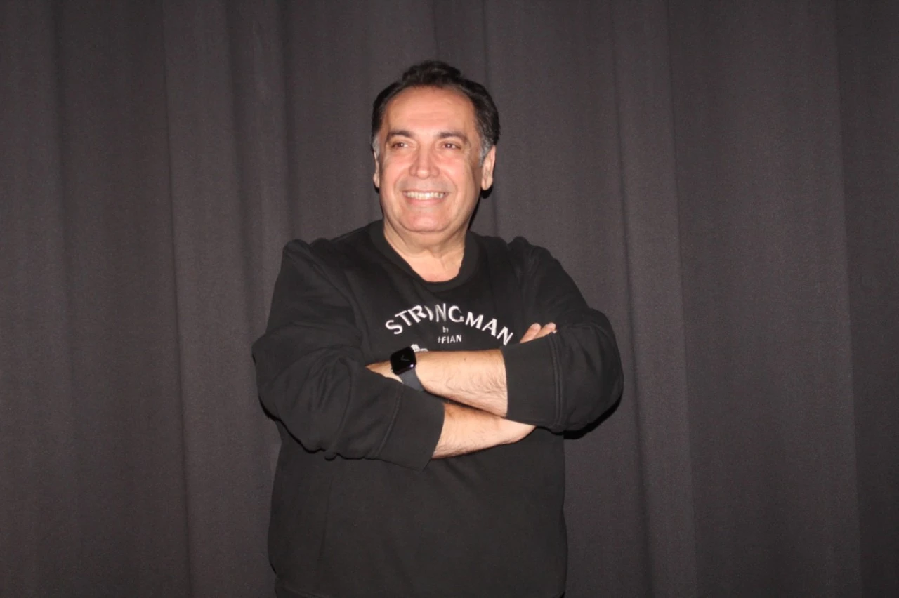 Adanalı sanatçı Adana’daki vergi dairesi ve tapu dairesine isyan etti 