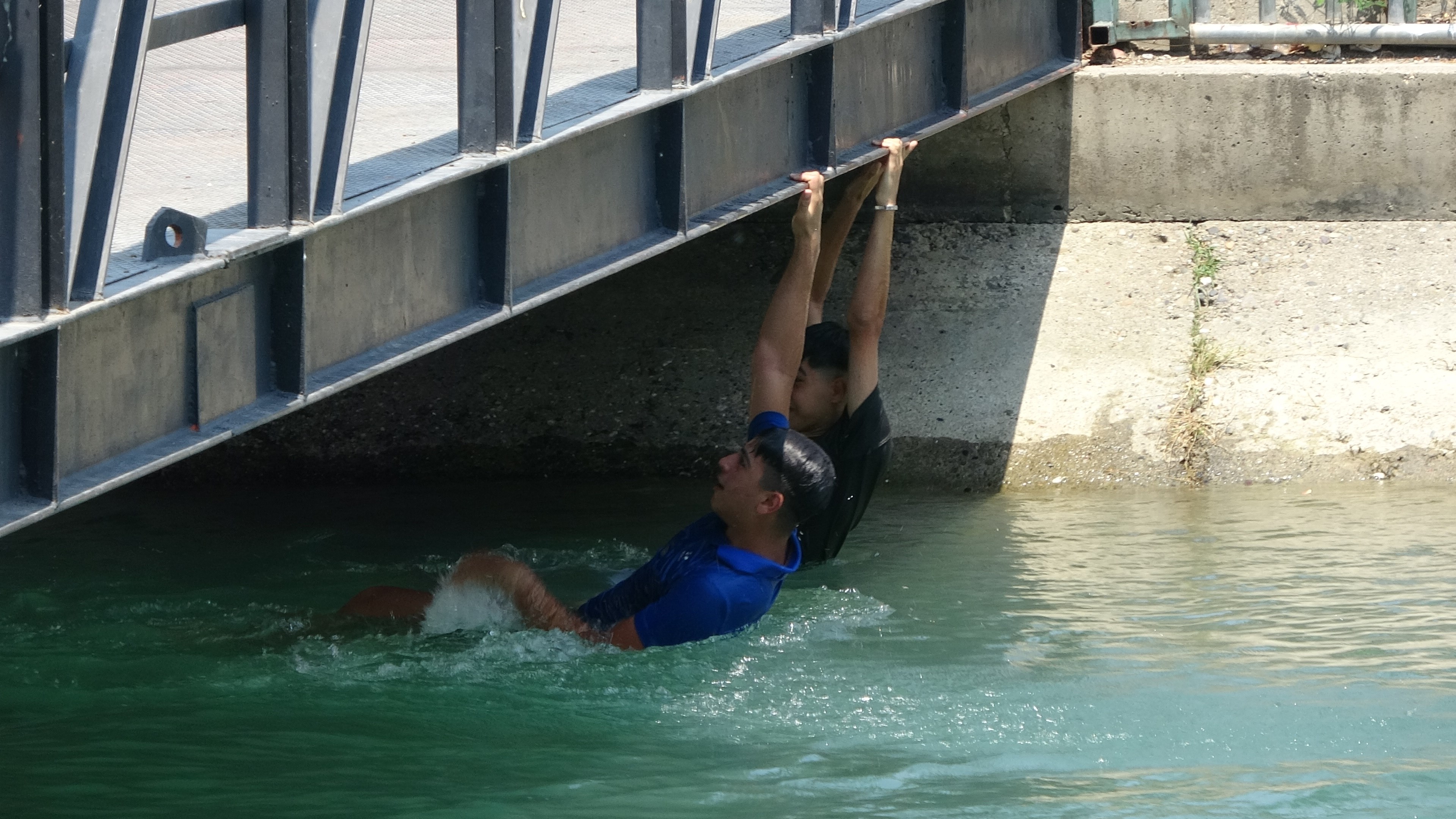 Boğulmak üzere olan çocuğu inşaat işçisi kurtardı