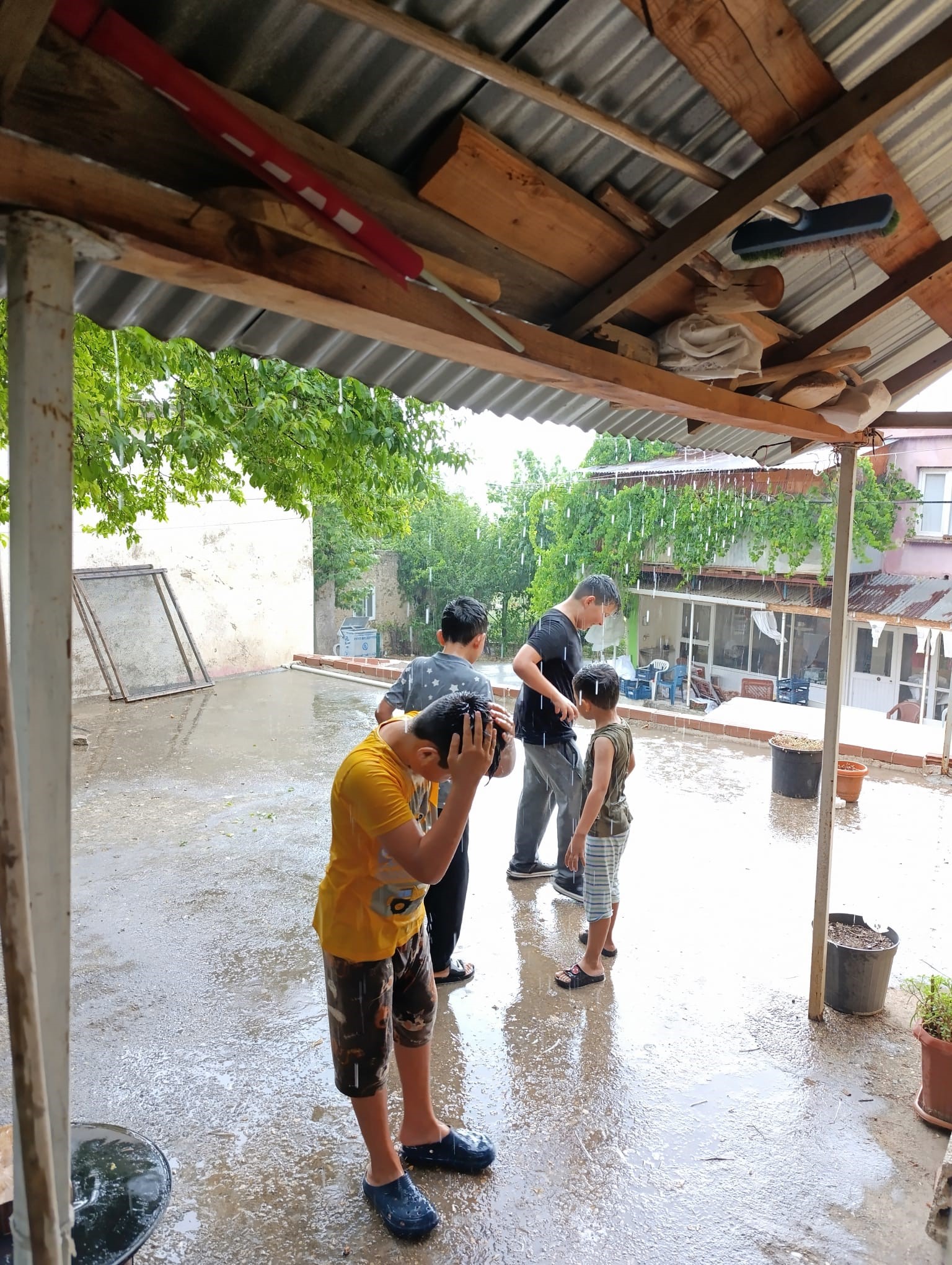 Feke'de 10 dakika yağan yağmur çocukları sevindirdi