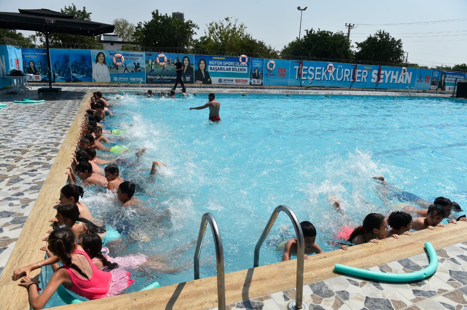 Seyhan'da çocuklar hem serinliyor hem de yüzme öğreniyor