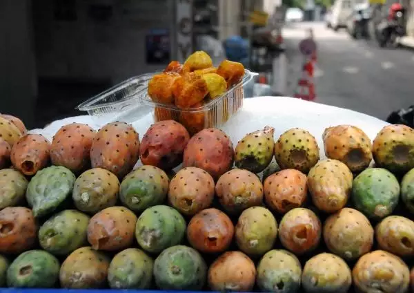 Yaz sıcağında, soğuk Hint İncirine yoğun i̇lgi