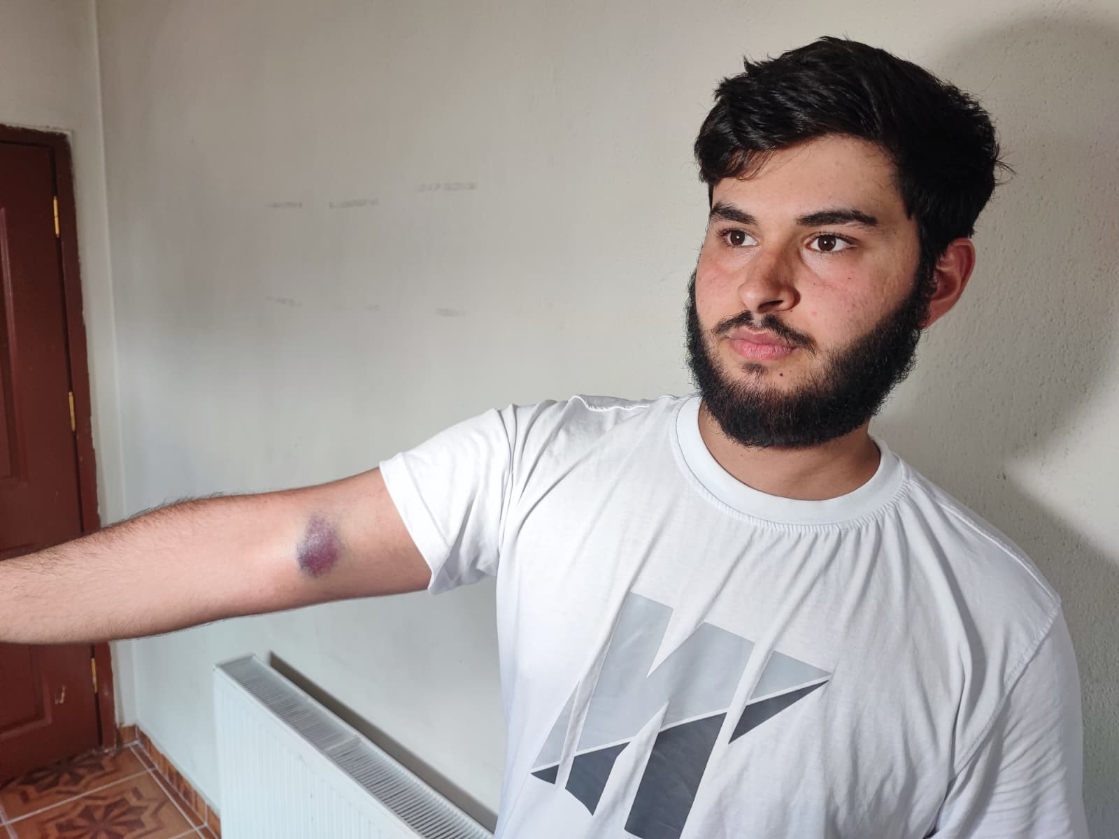 Conolar hem topu vermedi hem de aileye sopalı silahlı saldırıda bulundu