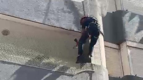 Adana'da balkon filesine sıkışan güvercin kurtarıldı