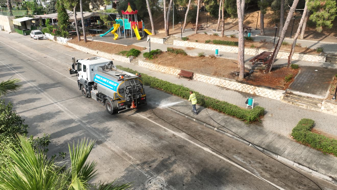 Büyükşehir Belediyesi, Adana'nın temiz ve düzenli olması için yoğun çalışıyor