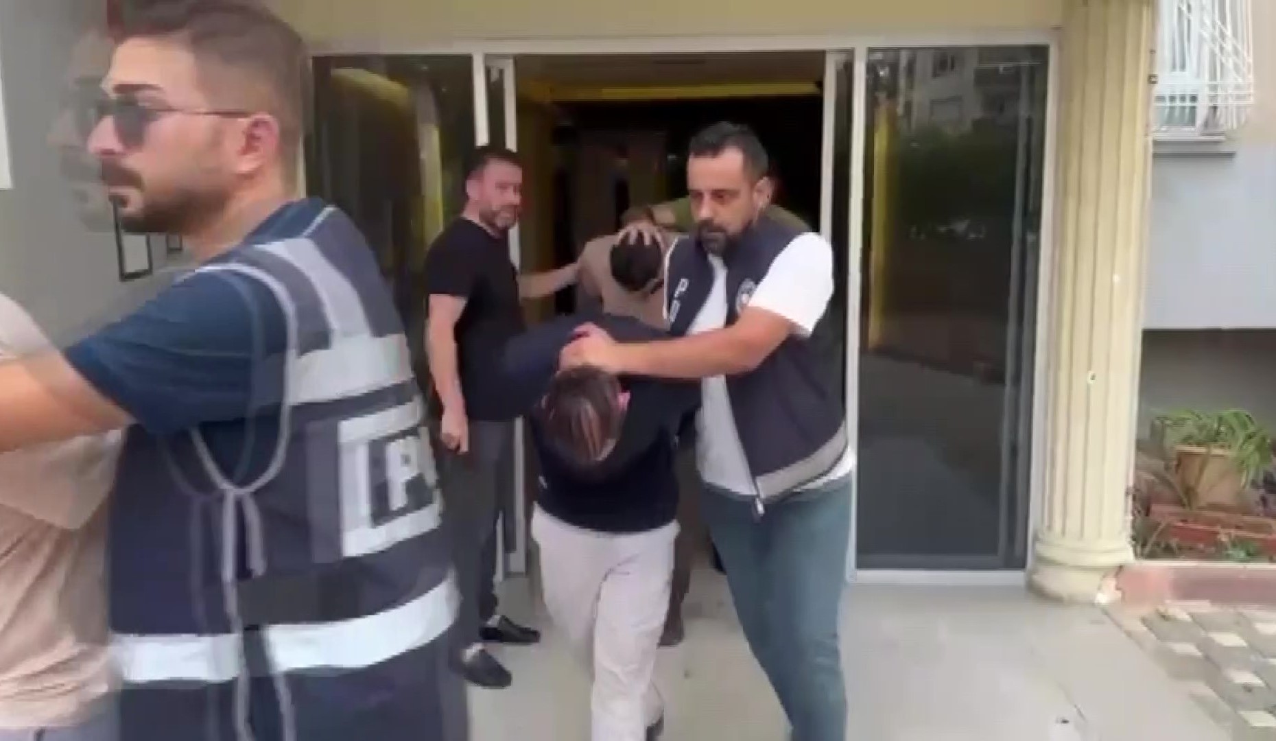 Adana'da film gibi uyuşturucu operasyonu: Kaçarken polis aracına çarptı