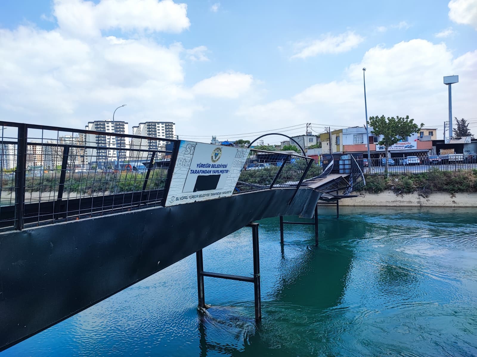 Zarar gören köprü onarılmak yerine kapatıldı