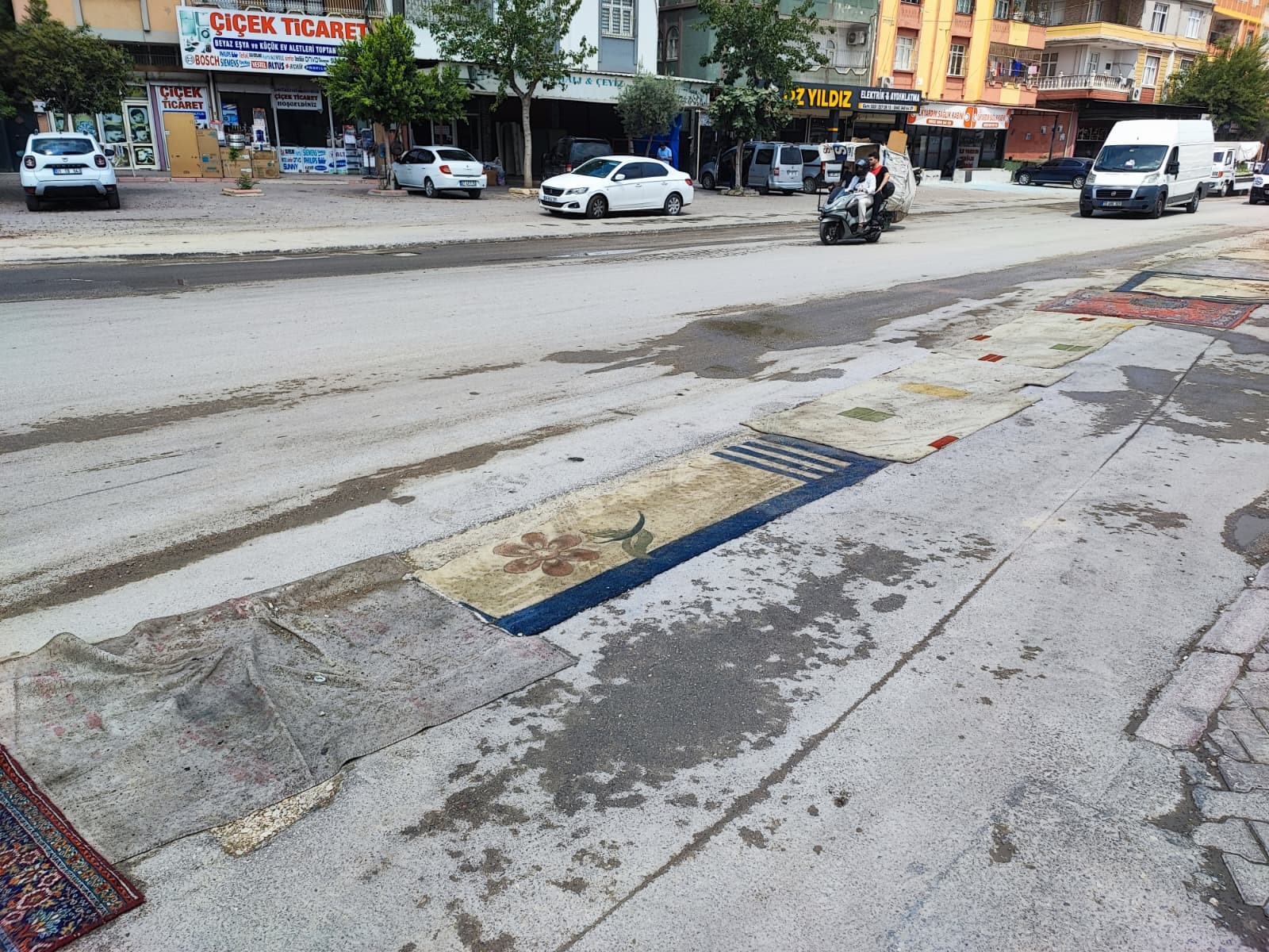 Adana'da belediyenin yapmadığı yola esnaftan ilginç çözüm: Yola asflat yerine halı serildi