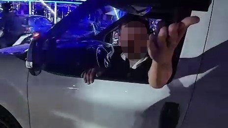 Motosikletlinin önünü kestiler