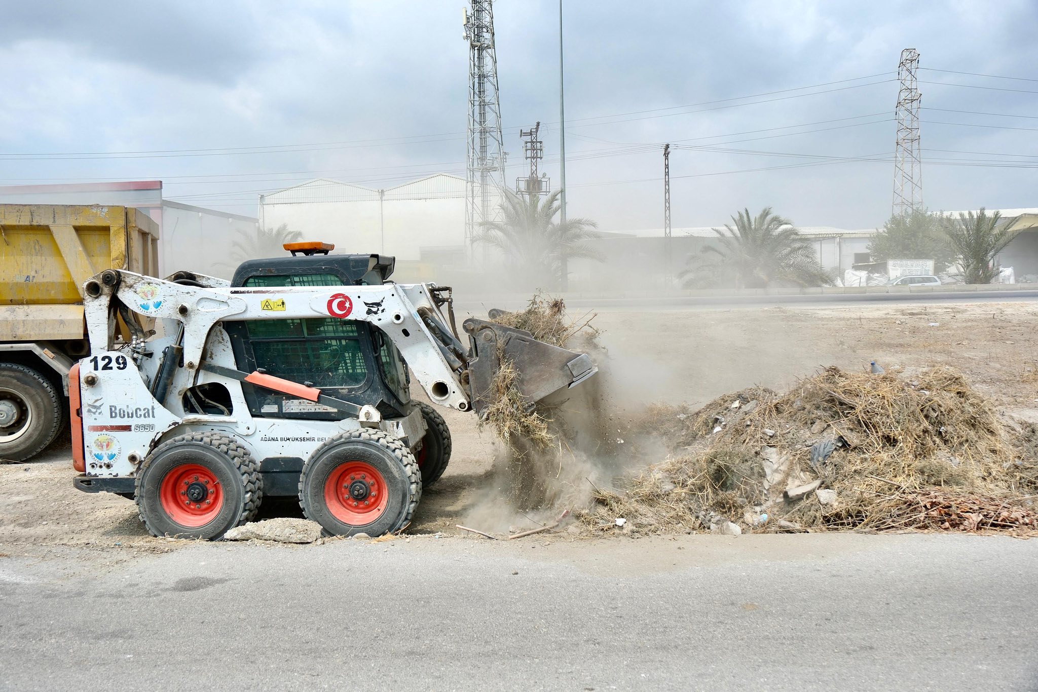 Adana Büyükşehir Belediyesi, D400 kara yolunu temizledi