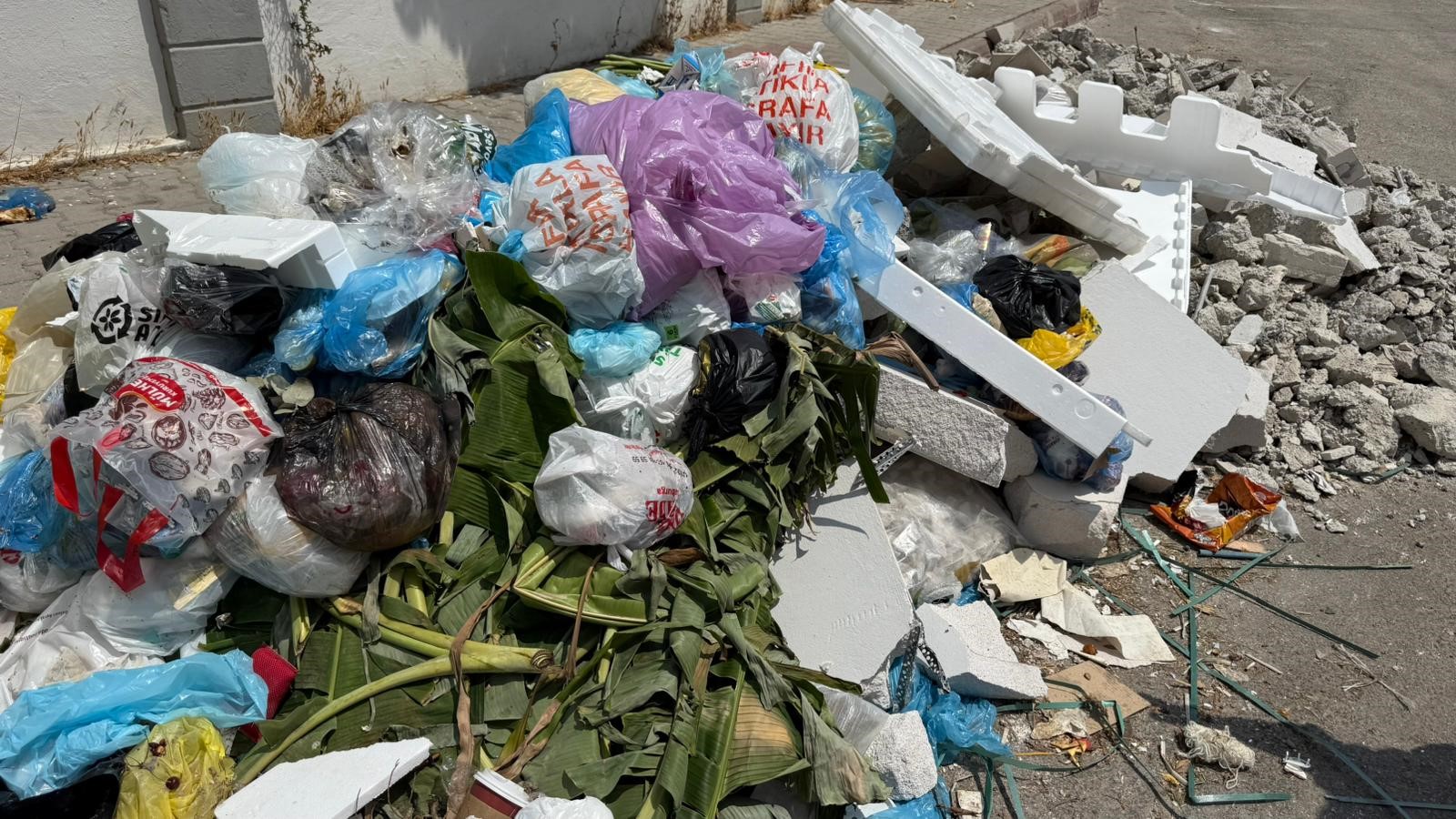 Adana'da çöp ve molozlar dağ gibi birikti, vatandaşlar tepkisini dile getirdi