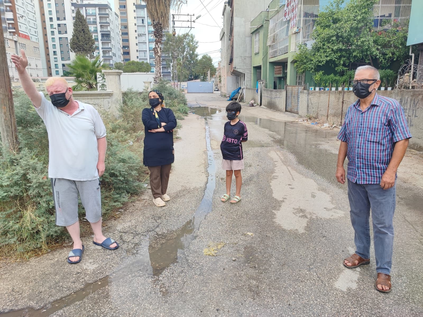 Kanalizasyon taştı, vatandaş sokağa maskesiz çıkamaz hale geldi