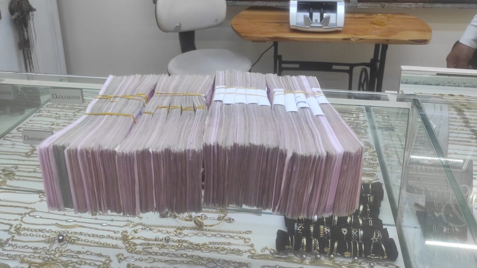 Dolandırıcılara 380 bin TL gönderecekken polis engelledi