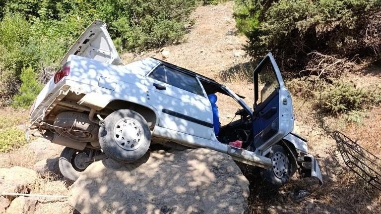 Otomobil şarampole devrildi: 2 kişi yaralandı