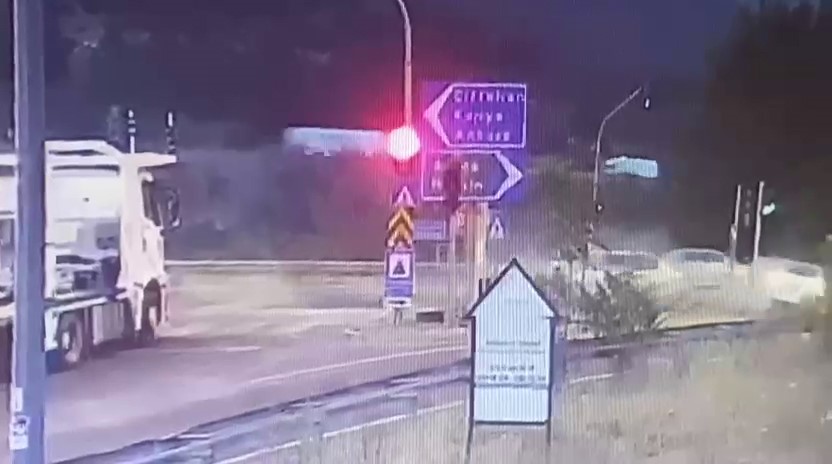 Kırmızı ışıkta geçen otomobil, araca çarptı: 5 yaralı