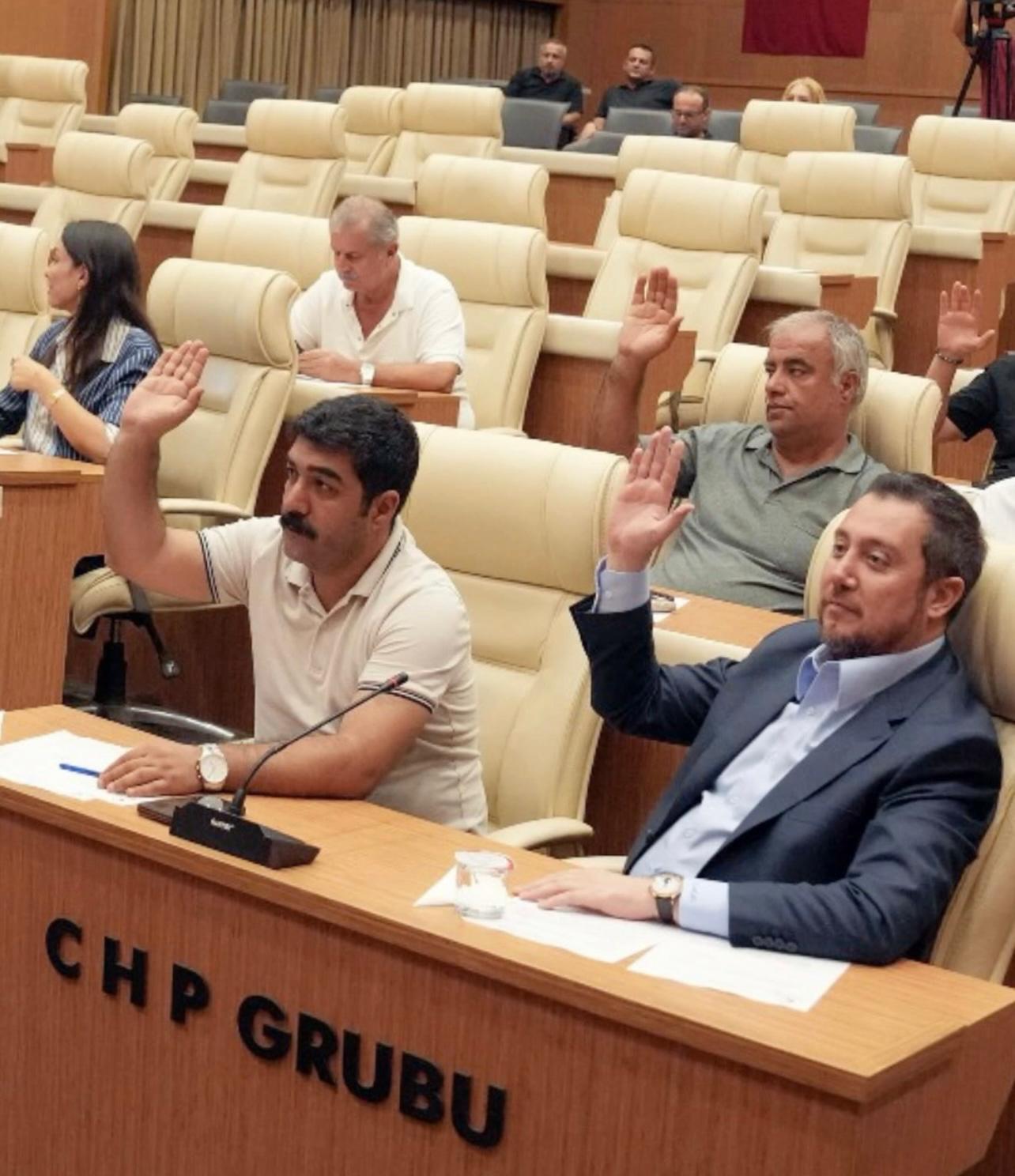 Trollerin hedefindeydi, yurt dışına kaçtı denildi, Çukurova Meclis oylamasında ortaya çıktı. 