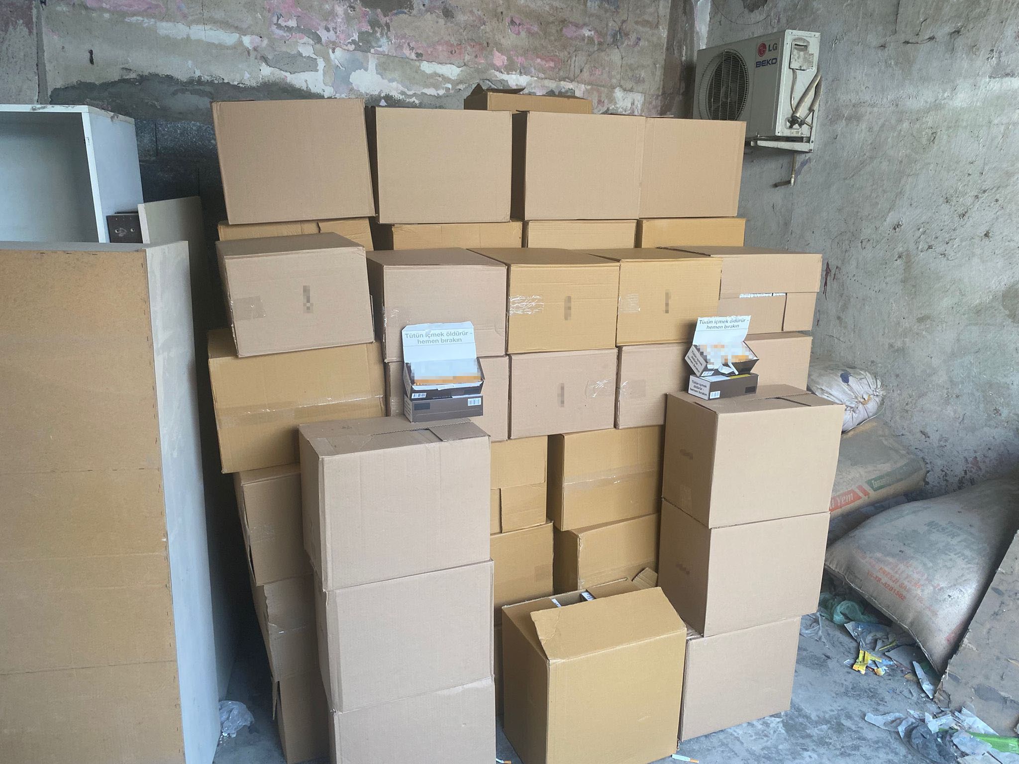 Adana'da 2 milyon 800 bin adet gümrük kaçağı makaron ele geçirildi