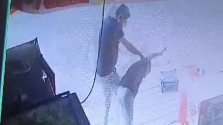 Sipariş verdiği marulu beğenmeyen müşteri, market çalışanı çocuğu darp etti