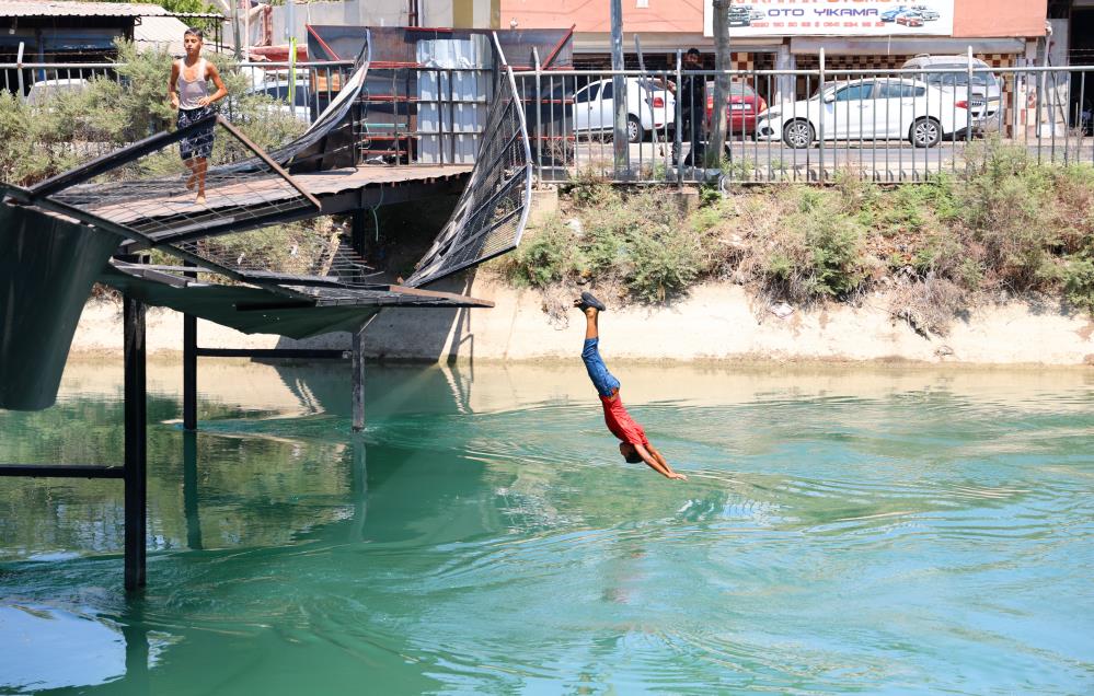 Adana'da termometreler 51 dereceyi gösterdi: Parklar boş kaldı, sulama kanalları doldu