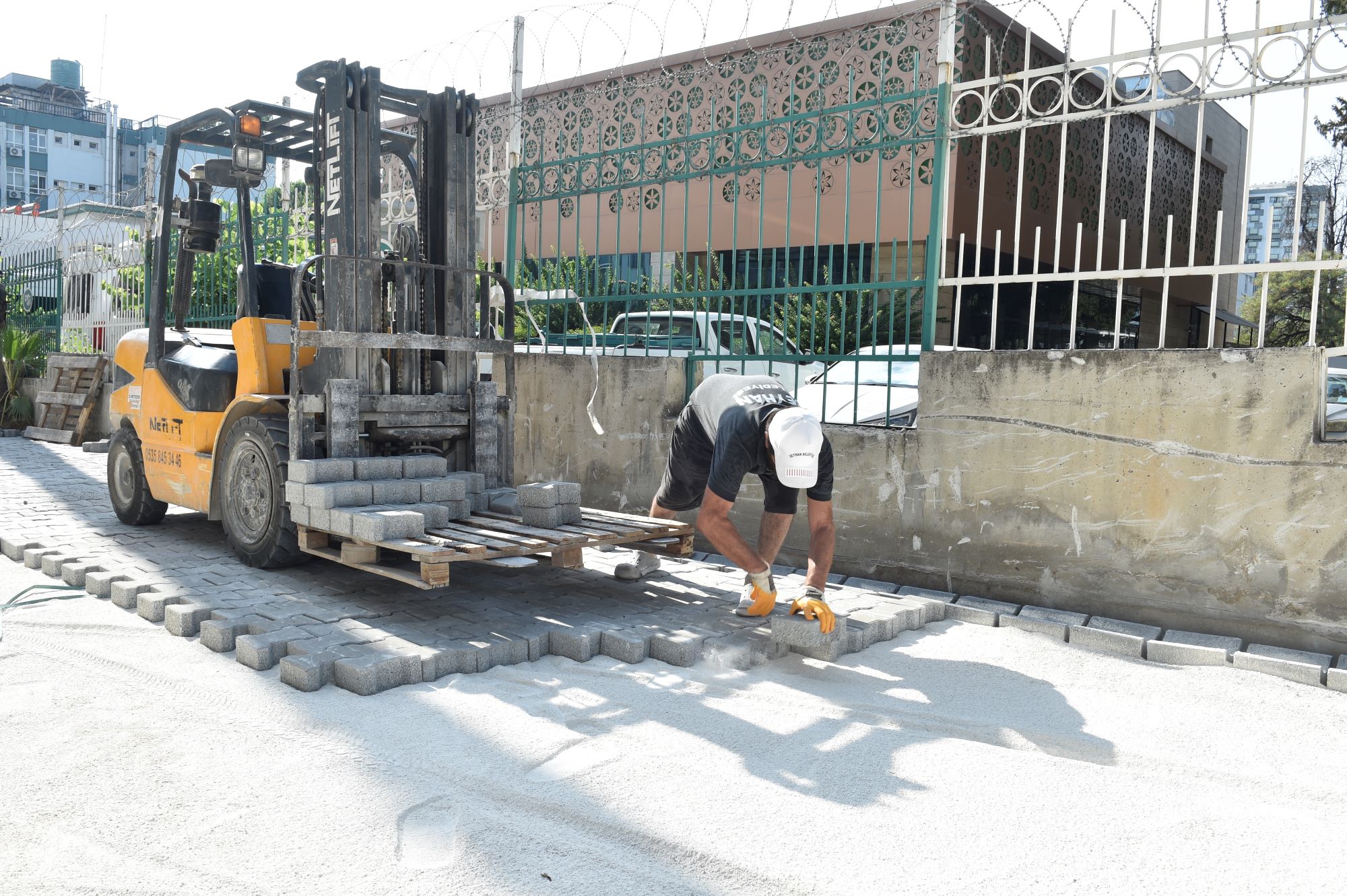 Seyhan Belediyesi, ilçe genelinde gerçekleştirdiği yol yenileme çalışmalarını sürdürüyor.