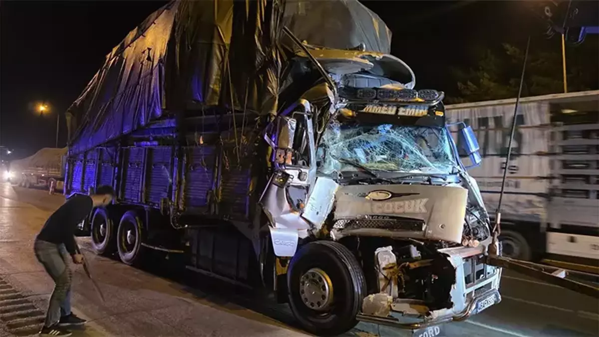 TIR ile karpuz yüklü kamyon çarpıştı