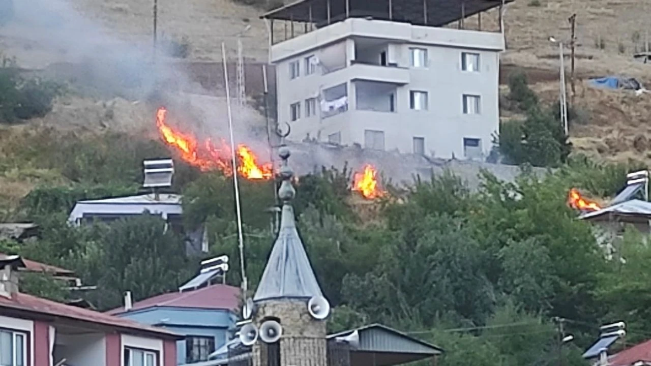 Çalılıklarda çıkan yangın mahalleliyi korkuttu 